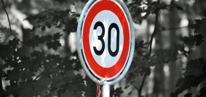Znak drogowy - dozwolona prędkość